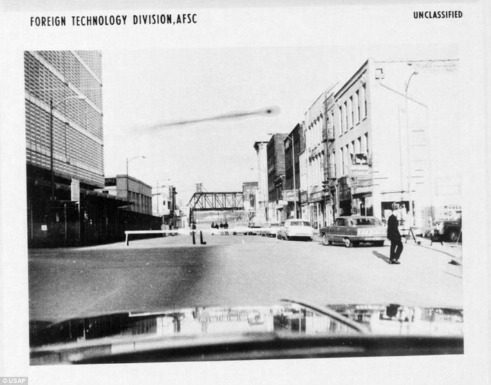 Ảnh chụp UFO vào ngày 15/4/1965 tại Omaha, Nebraska. Không có ghi chép nào liên quan đến vụ chạm trán UFO này. Không quân Mỹ cho hay, "Sách xanh" ghi dấu 12.618 báo cáo nhìn thấy UFO. Tuy nhiên, trong số đó, 701 trường hợp được xếp vào loại "không xác định".