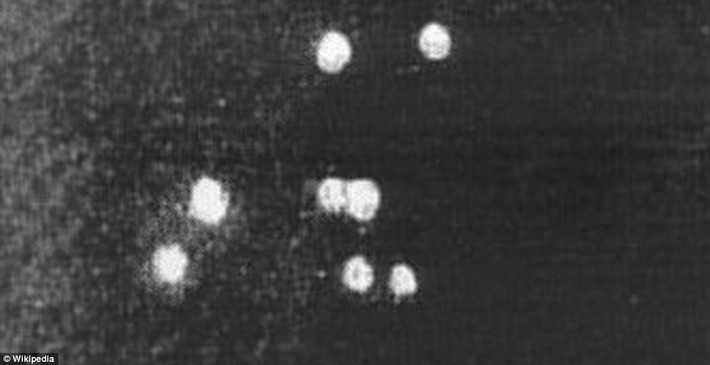 Kenneth Arnold nhìn thấy 9 UFO trên đỉnh núi Rainier vào 24/7/1947. Hiện tượng tương tự cũng xảy ra tại Tulsa, Oklahoma vào 12/7/1947.