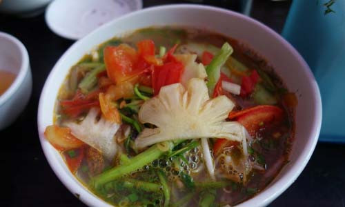 Một trong những nơi tuyệt nhất để thưởng thức ẩm thực Việt Nam là trên những quán vỉa hè. Tại đây, du khách cơ hội thưởng thức những món ăn hấp dẫn như phở, bún cá, bún chả... Vào bất cứ thời điểm nào trong ngày, bạn sẽ thấy những người Việt Nam ở đủ lứa tuổi ngồi chật kín trong các quán ăn trong chợ hay ở trước các tòa nhà. Huffington Post nhận định, việc thưởng thức món ăn đường phố là điều thú vị nhất và bạn có cơ hội trải nghiệm cuộc sống thường nhật ở Việt Nam.
