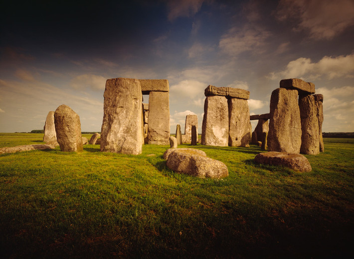 Các nhà khảo cổ cũng cho rằng, các hòn đá xanh – loại đá nhỏ hơn tạo thành vòng trong của Stonehenge, được người xưa sử dụng như bùa chú để bảo vệ hay người bệnh đến Stonehenge để chữa bệnh.