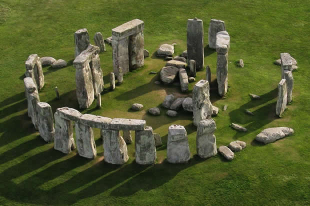 4. Một đài quan sát thiên văn. Theo một giả thiết khác, Stonehenge là một trong những đài thiên văn cổ xưa nhất thế giới được các thầy tế xây dựng. Vào mùa hè, trục quay của Stonehenge nằm trùng khớp với góc Mặt Trời mọc.
