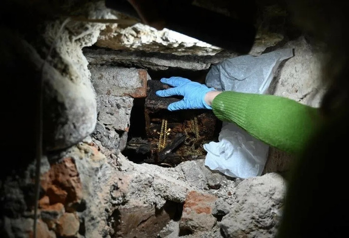 Rita Pauliukevičiūtė, giám đốc Bảo tàng Di sản Nhà thờ Vilnius, cho biết: "Những biểu tượng này rất quan trọng đối với đất nước cũng như mỗi người chúng ta. Chúng giống như một dấu hiệu cho thấy sức mạnh cội nguồn của chúng ta". Ảnh: Aiste Karpyte.