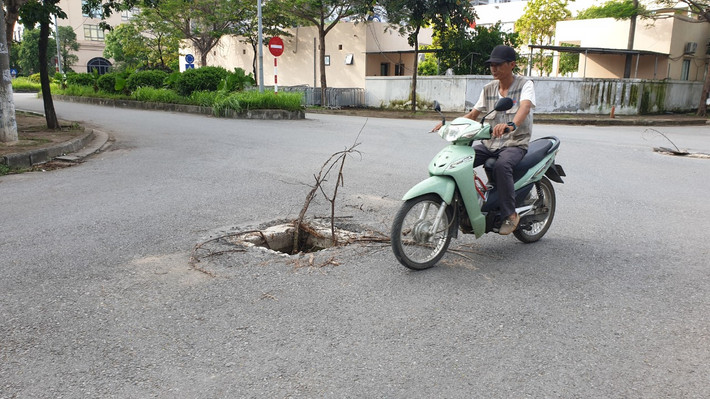 Đi sâu vào khu đô thị dễ dàng gặp những miệng cống mất nắp giữa tim đường, theo người dân trong khu đô thị, nắp cống mất từ rất lâu, rất nguy hiểm cho người và phương tiện qua lại, nhất là trẻ em hay sử dụng xe đạp đi lại. Tuy nhiên, nguy hiểm là vậy nhưng không thấy cơ quan chức năng nào sửa chữa, mà có sửa chữa thì chắp vá, đối phó.