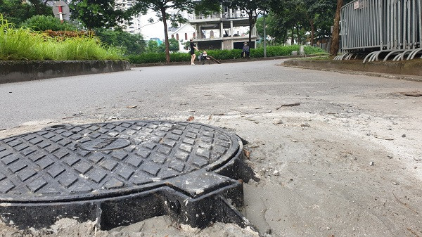 Một nắp cống giữa đường được làm mới, nhưng lại nhô lên mặt đường vài centimet, tiềm ẩn nguy cơ gây tai nạn giao thông, nhất là vào ban đêm.