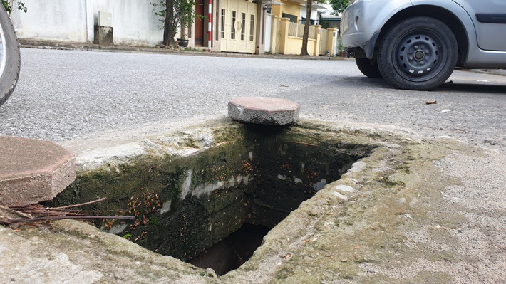 Cận cảnh một hố ga mất nắp.