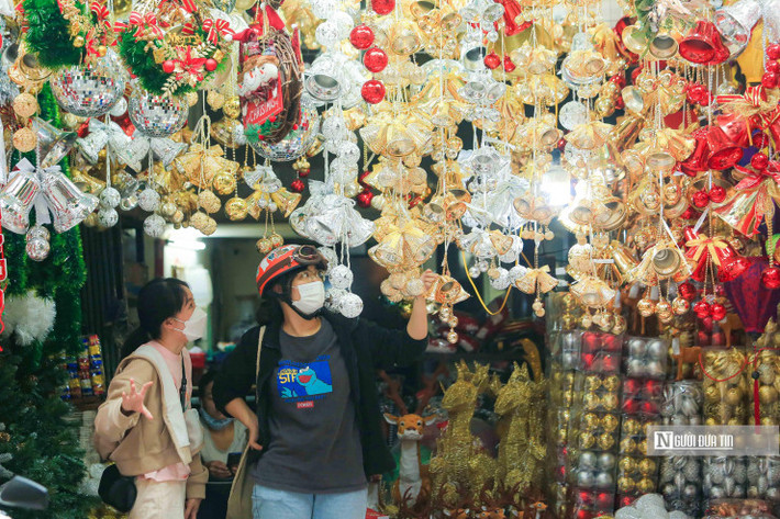 Theo một chủ cửa hàng trên phố Hàng Mã chia sẻ: "Những mặt hàng phục vụ Lễ Giáng Sinh năm nay được họ bày bán ngay sau khi kết thúc lễ hội hóa trang Halloween".