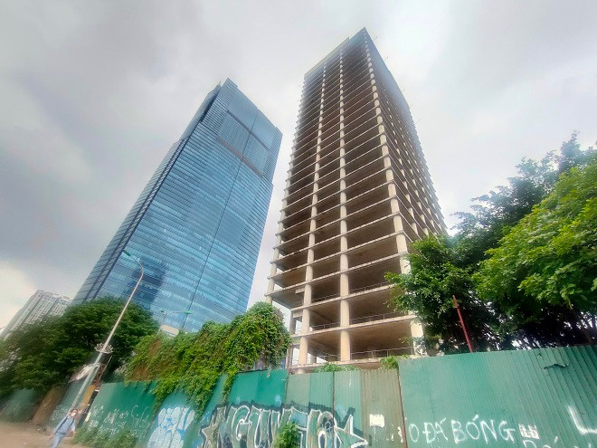 Toà tháp Vicem Tower nằm “trơ xương” bên toà nhà Keangnam cạnh đường vành đai 3.