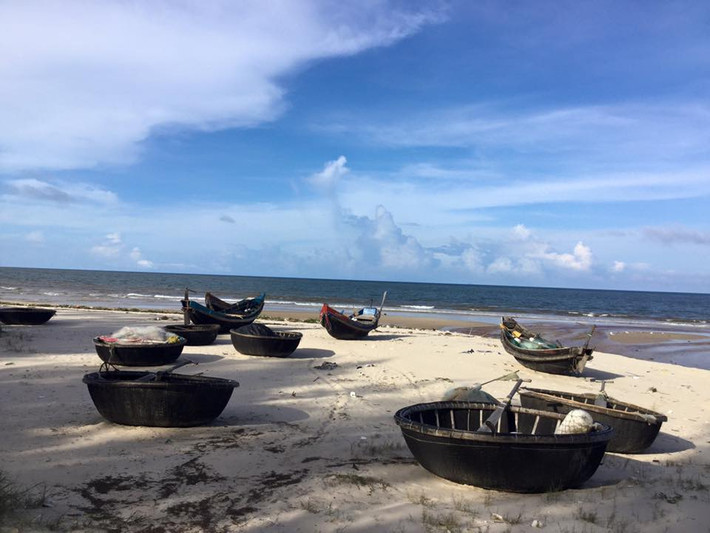 Không một bóng tàu thuyền hoạt động ngoài biển dù biển rất êm, thời tiết thuận lợi.