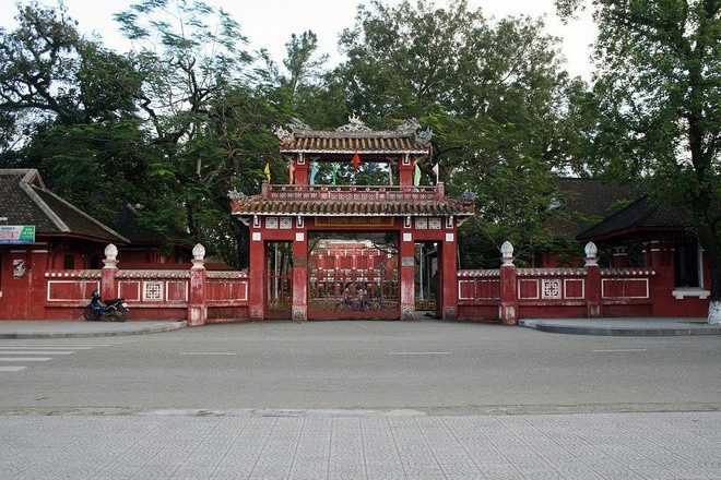 Quốc học là ngôi trường nổi tiếng ở cố đô Huế, thành lập ngày 23/10/1896, dưới thời vua Thành Thái. Quốc Học là ngôi trường trung học phổ thông lâu đời thứ ba tại Việt Nam.