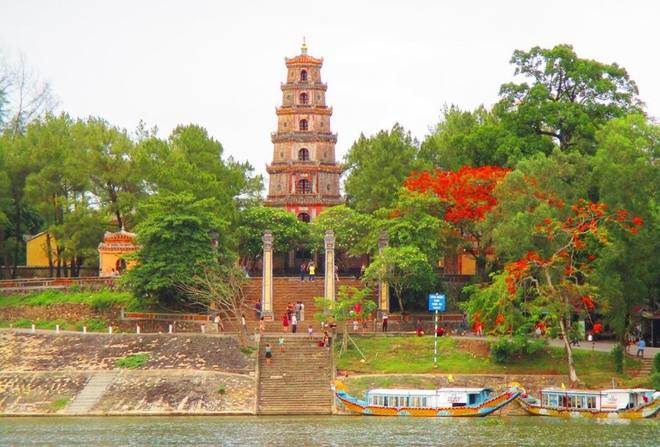 Cùng kinh đô Huế, chùa Thiên Mụ là một trong những công trình kiến trúc nổi bật, tạo nên nét thần bí của vùng đất cố đô. Chùa còn có tên là Linh Mụ, được xây dựng trên đồi Hà Khê, tả ngạn sông Hương, cách trung tâm thành phố Huế khoảng 5 km về phía tây. Chùa Thiên Mụ chính thức khởi lập năm Tân Sửu, đời chúa Tiên Nguyễn Hoàng - vị chúa Nguyễn đầu tiên ở Đàng Trong.