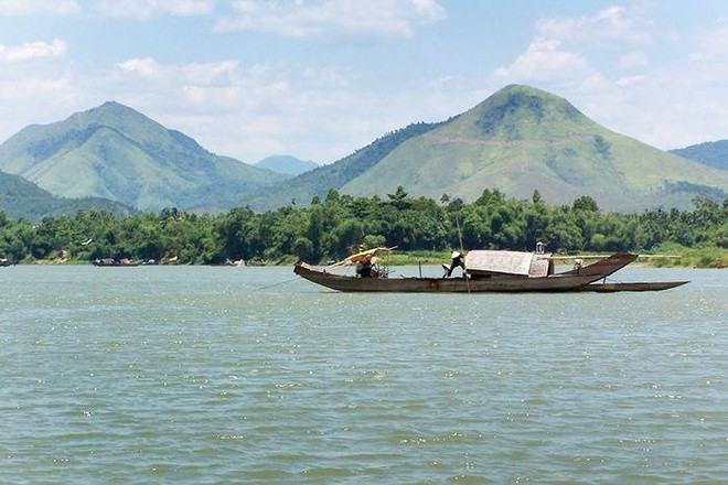 Sông Hương, núi Ngự (núi Ngự Bình) chính là 2 biểu tượng thiên nhiên của xứ Huế, được ca dao, tục ngữ thường xuyên nhắc tới, khi nói về vùng đất này.