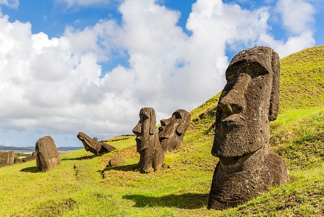 Đảo Phục Sinh (Easter Island) thuộc vùng Valparaiso của đất nước Chile, trong khu vực Nam Mỹ. Nơi đây nổi tiếng thế giới với những bức tượng đá khổng lồ đầy bí ẩn, gọi là "moai", tạo nên cảnh quan độc đáo, thu hút sự chú ý của nhiều người.