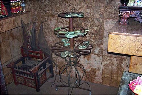 Theo các nhà nghiên cứu, rắn Viper thích ăn trứng gà. Đây cũng là thứ được dâng cúng nhiều trong đền. Khi màn đêm buông xuống, rắn bò khắp đền kiếm đồ ăn.