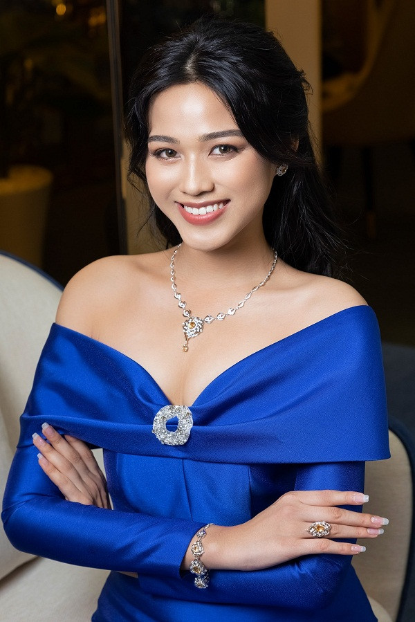 Sau gần 2 tháng đăng quang, nhan sắc Đỗ Thị Hà ngày càng được đánh giá cao và được xếp vào hạng “cực phẩm”. Ngoài ra, Hoa hậu Việt Nam 2020 còn tham gia nhiều hoạt động giải trí, trình diễn trong khuôn khổ Việt Nam International Fashion Week.