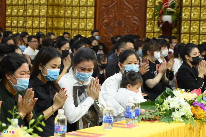 Linh Lan - bà xã Vân Quang Long khóc trong lễ tang chồng. Cô gắn bó với nam ca sĩ từ năm 2016.