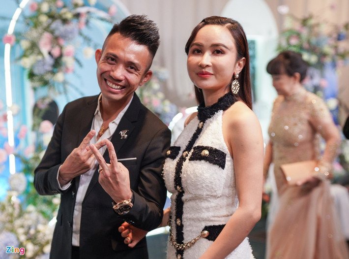 Vợ chồng Minh Nhựa cũng có mặt để chúc mừng hạnh phúc cho Phan Thành.