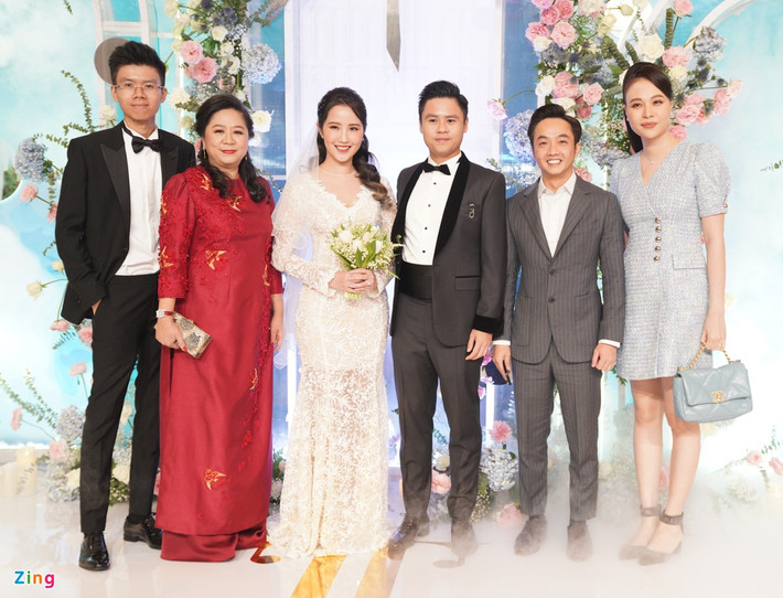 Vợ chồng Cường Đô La và Đàm Thu Trang có mặt từ sớm để chung vui với Phan Thành - Primmy Trương. Phan Thành và Cường Đô La nổi tiếng thân thiết khi có chung sở thích sưu tập siêu xe.