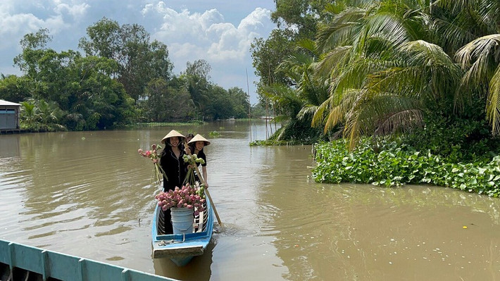 Đặc biệt, Á hậu Bùi Phương Nga cũng xuất hiện tại nhà Thuý An từ sớm để phụ giúp đàn chị. Nàng hậu không ngần ngại chèo xuồng đưa Thuý An đi chợ sắm sửa.
