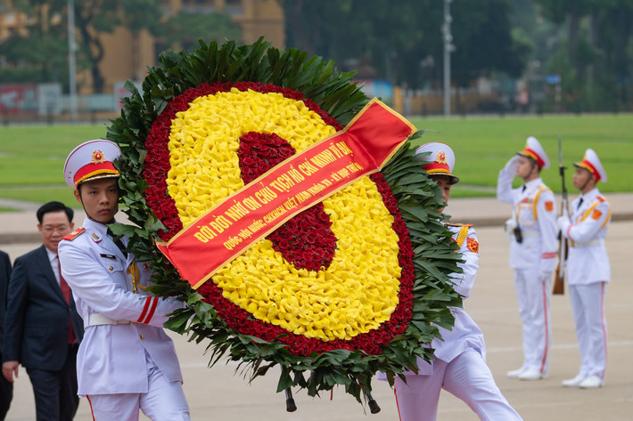 Vòng hoa của Đoàn mang dòng chữ: "Đời đời nhớ ơn Chủ tịch Hồ Chí Minh vĩ đại".