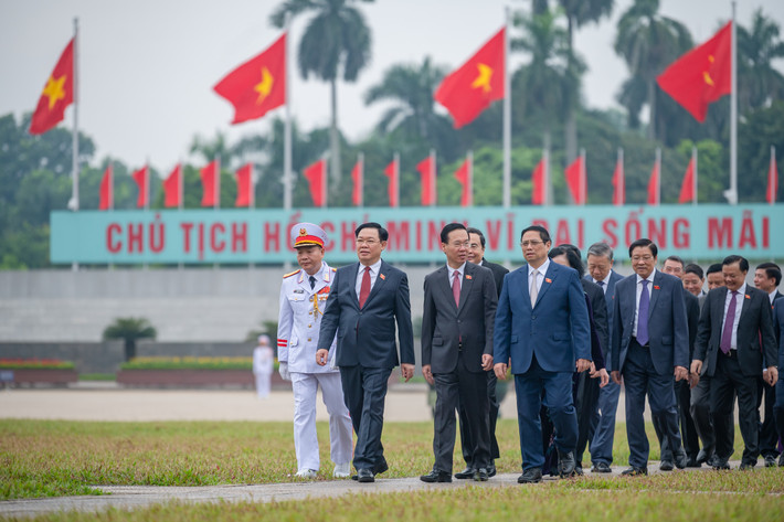 Kết thúc lễ viếng, các vị đại biểu Quốc hội trở về Nhà Quốc hội tiến hành họp phiên trù bị vào 08h.