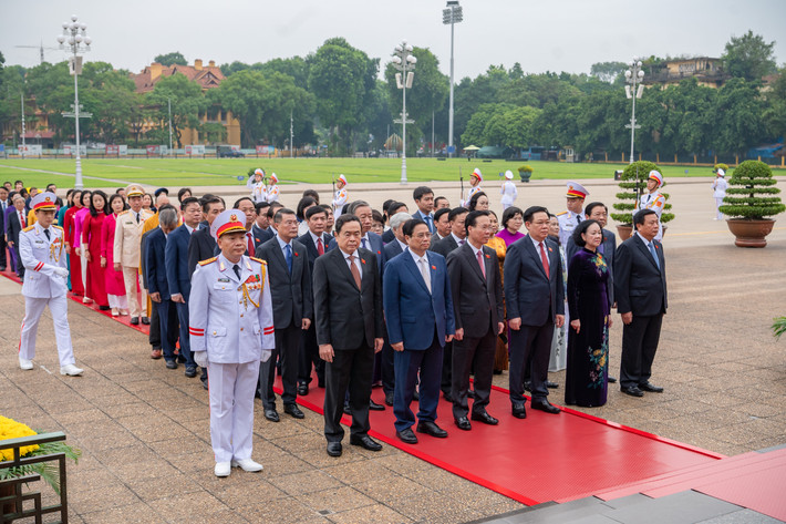 Trong tiếng quân nhạc trang nghiêm, các đồng chí lãnh đạo Đảng, Nhà nước, các đại biểu Quốc hội kính cẩn nghiêng mình, tỏ lòng biết ơn vô hạn, lòng thành kính tưởng nhớ công lao to lớn của Chủ tịch Hồ Chí Minh đối với sự nghiệp đấu tranh giải phóng dân tộc, thống nhất đất nước, xây dựng Tổ quốc Việt Nam xã hội chủ nghĩa hòa bình, độc lập, thống nhất.