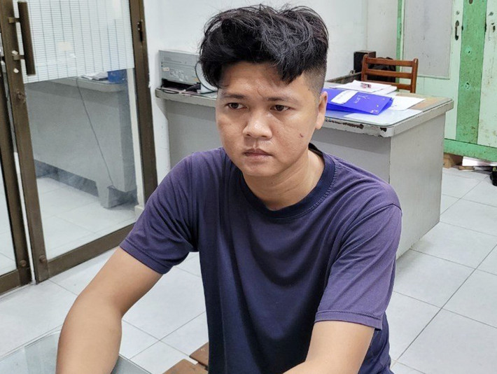 Vào nhà dân lấy dao tấn công CSGT: Ngày 5/7/2023, Đặng Văn Đức, 31 tuổi bị Công an quận 12 (TP HCM) tạm giữ về hành vi Chống người thi hành công vụ. Trước đó, Đức chạy xe có dấu hiệu say xỉn, bị tổ công tác Đội CSGT Bình Triệu yêu cầu dừng xe kiểm tra. Kết quả đo nồng độ cồn qua hơi thở, người này vi phạm 0,579mg/lít. Khi CSGT lập biên bản, Đức nhiều lần năn nỉ xin bỏ qua lỗi vi phạm, nhưng không được chấp nhận nên vào nhà người dân lấy dao tấn công tổ công tác, làm một CSGT bị thương ở vai. Đức bị khống chế ngay sau đó.