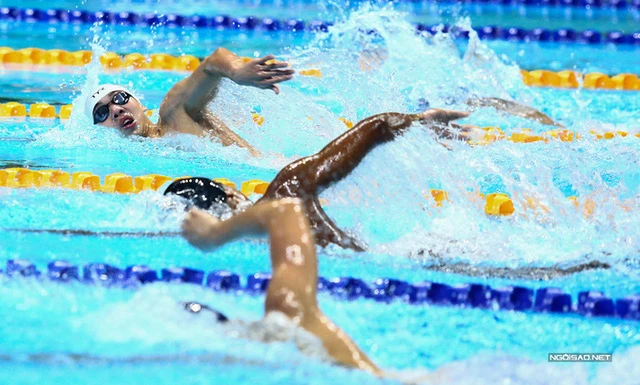 Huy Hoàng khoe cơ bắp sau khi phá kỷ lục SEA Games