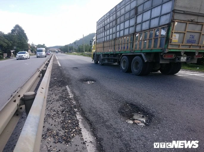 Cận cảnh quốc lộ nghìn tỷ đồng ở Huế đầy rẫy ổ gà, ổ voi