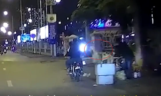 Video: Hai thanh niên cướp bánh mỳ trên đường khiến dân mạng dậy sóng