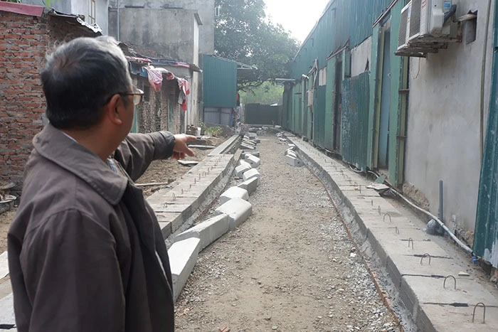 Vụ mương thối ngập rác thải: Người dân “hụt hẫng” vì đang thi công quận bắt dừng?