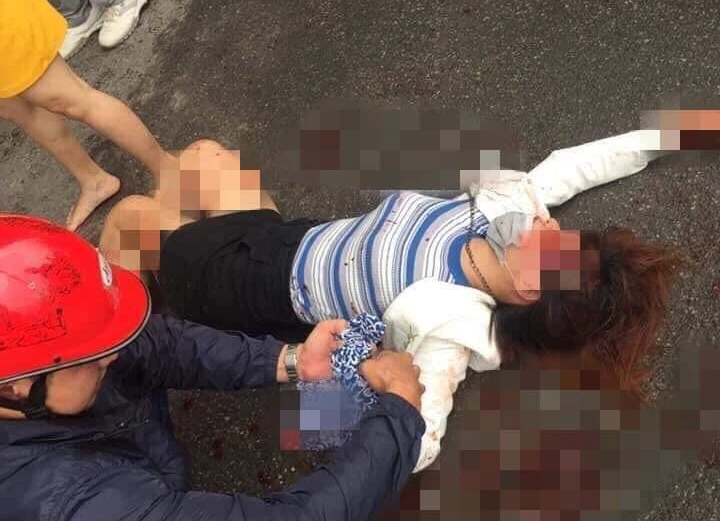 Bị bạn trai dùng dao chém, cô gái cầm guốc đuổi theo đánh trả