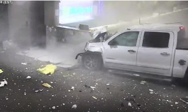 Video: Xe bán tải lao như tên bắn vào sân bay, đâm thủng tường