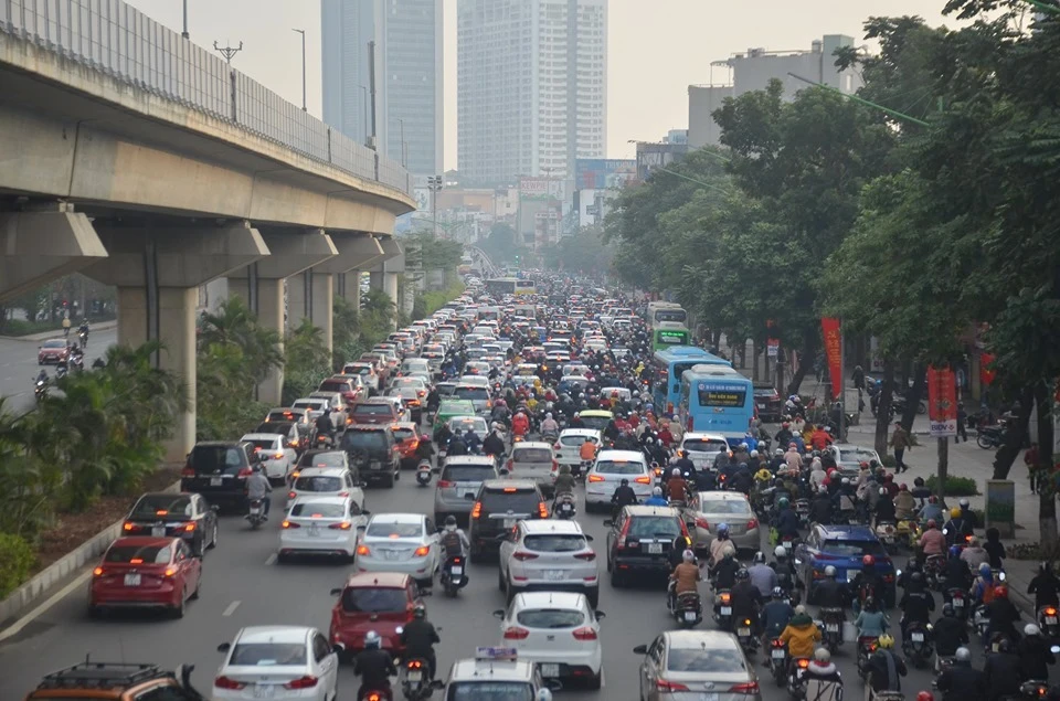 Cận cảnh đường phố Hà Nội đông đúc sau kỳ nghỉ Tết Nguyên đán 2020