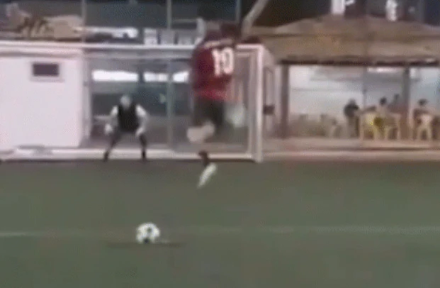 Video: Sút penalty giống Quế Ngọc Hải, cầu thủ tự biến mình thành “trò cười“