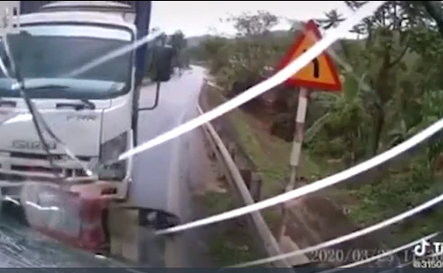 Video: Vượt ẩu bất ngờ, xe tải va chạm kinh hoàng với xe đi ngược chiều