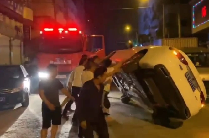 Video: Người dân hò nhau lật ô tô, dọn đường cho xe cứu hỏa