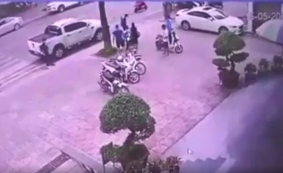 Video: Không đem hàng lên tầng 4, shipper bị đánh bỏ chạy