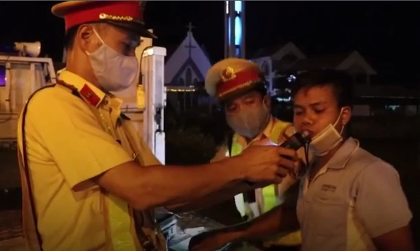 Video: Thanh niên say rượu bị thổi phạt và màn "xin" CSGT bỏ qua
