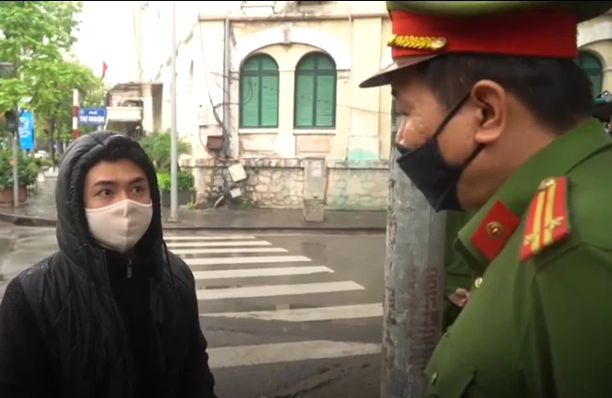 Video: Người dân nói lý do ra đường khi bị cảnh sát kiểm tra