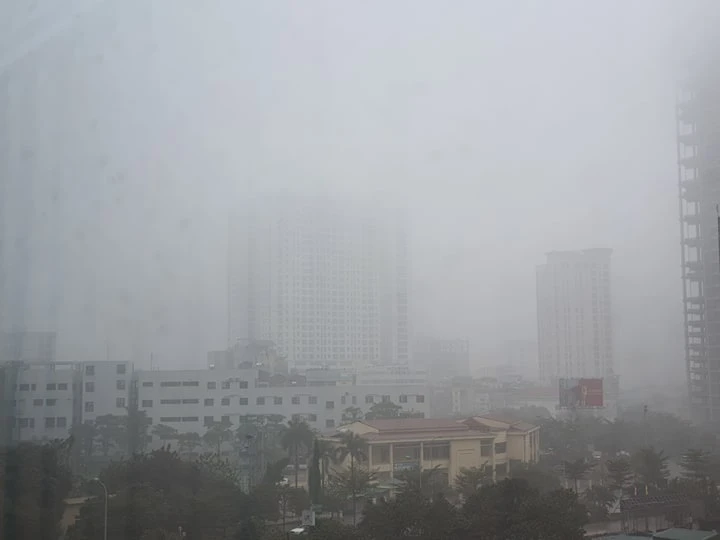 Nhà cao tầng Hà Nội “biến mất” vì sương mù dày đặc hơn Sapa, Đà Lạt
