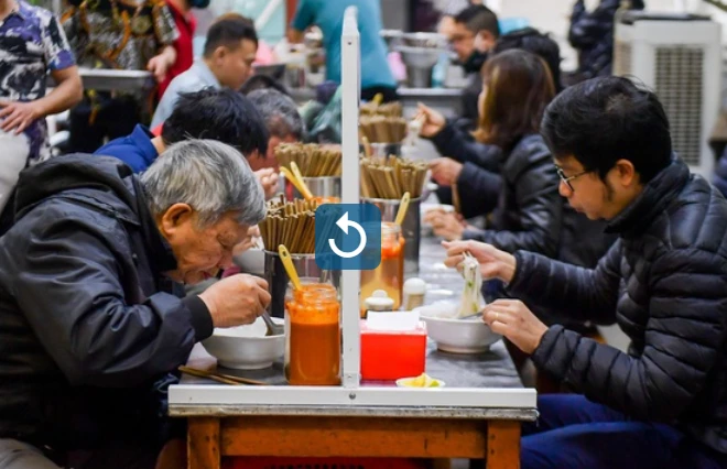 Video: Quán phở Hà Nội làm vách ngăn sau đợt giãn cách xã hội