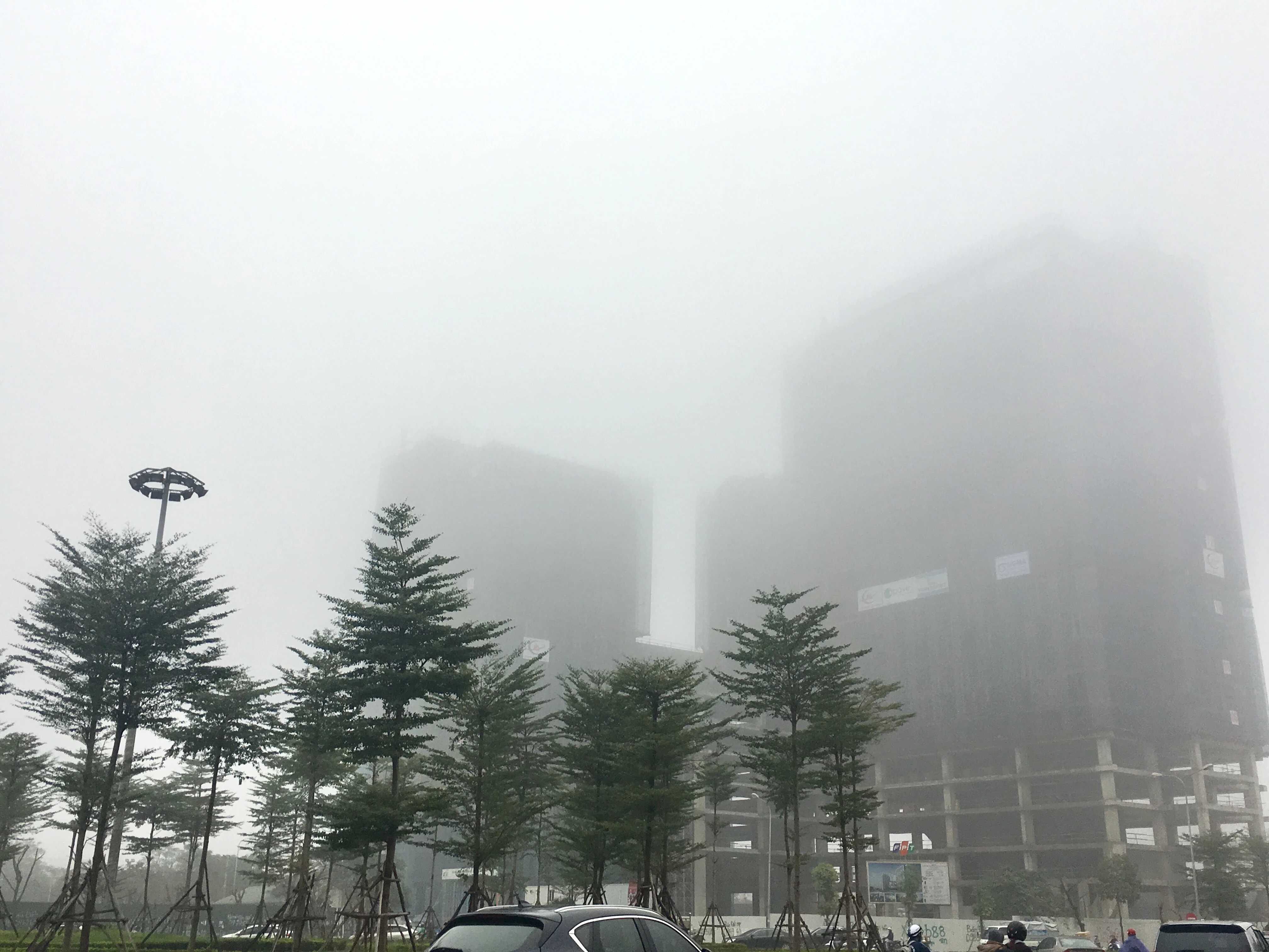 Hàng loạt cao ốc Hà Nội bị sương mù dày đặc "nuốt chửng"