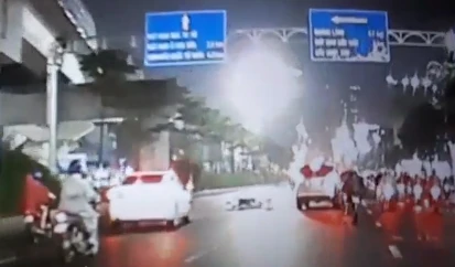 Người phụ nữ chở con nhỏ tạt đầu, tông vào ô tô 7 chỗ