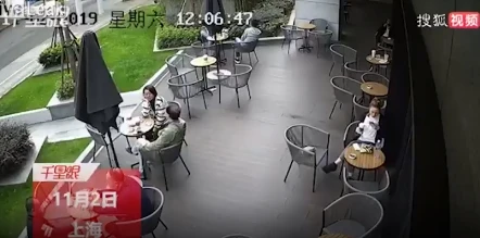 Đang ngồi uống nước trong quán cà phê thì cửa sổ rơi xuống bàn