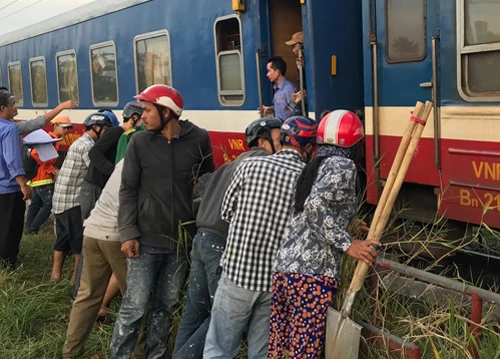 Kinh hoàng chứng kiến người phụ nữ lao đầu vào tàu hỏa