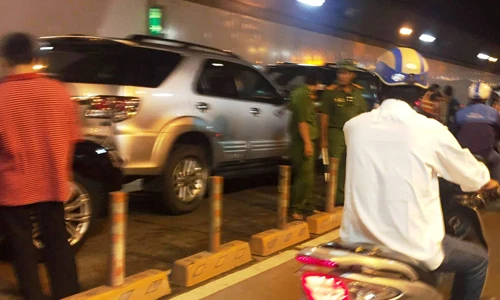 Hiện trường tai nạn liên hoàn trong hầm Thủ Thiêm, Audi A8 hỏng nặng