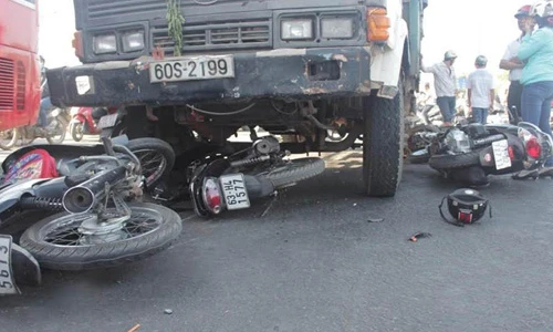 Bé gái cùng nhiều người kêu cứu dưới gầm xe tải