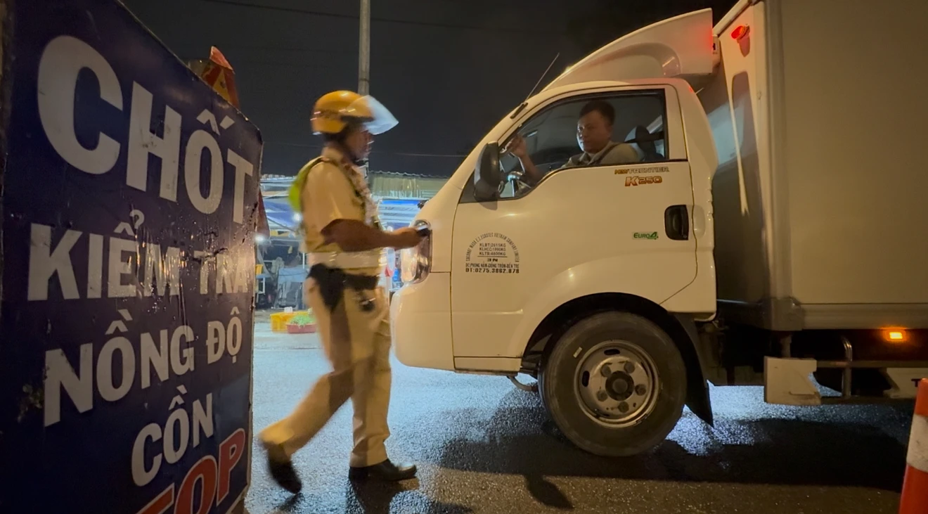 Hàng trăm cảnh sát tổng kiểm tra TTGT khu chợ lớn nhất TP HCM