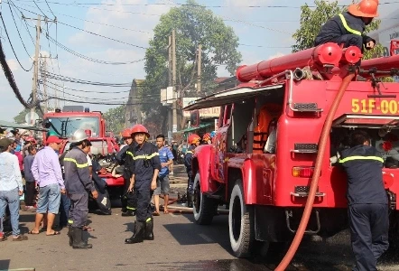 TP HCM: Hỏa hoạn kinh hoàng thiêu rụi 11 ki ốt, 1 người chết