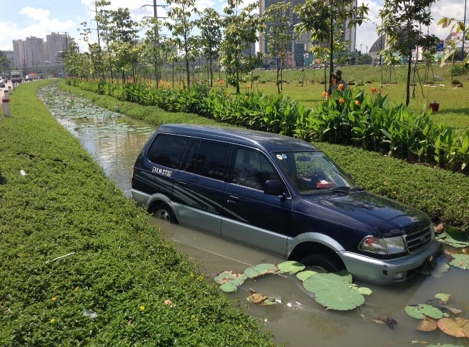 "Chán” đi đường, ô tô lao xuống hồ sen